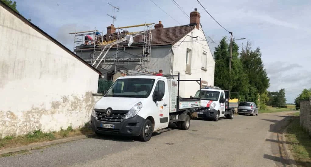 Toiture en cours de rénovation, camion de chantier