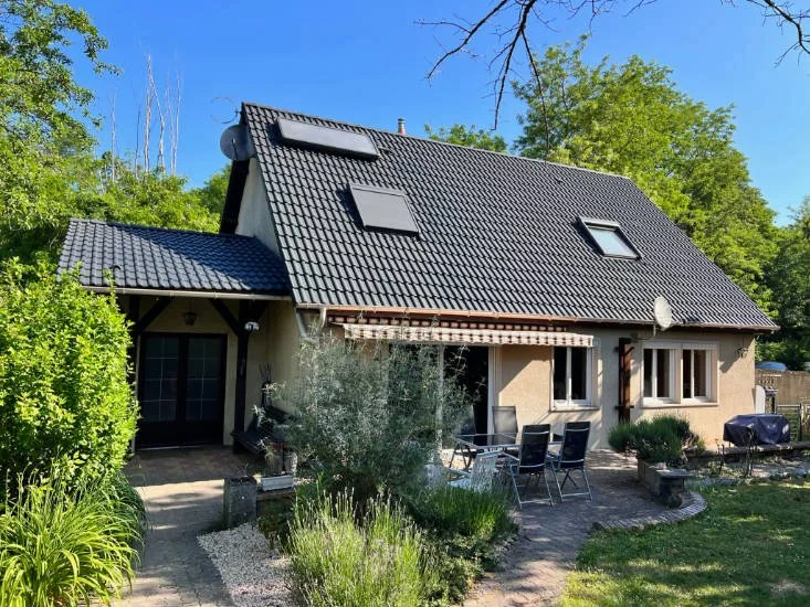 Pavillon avec toiture entièrement rénovée par Eco-Toit-Renov dans les Hauts-de-Seine
